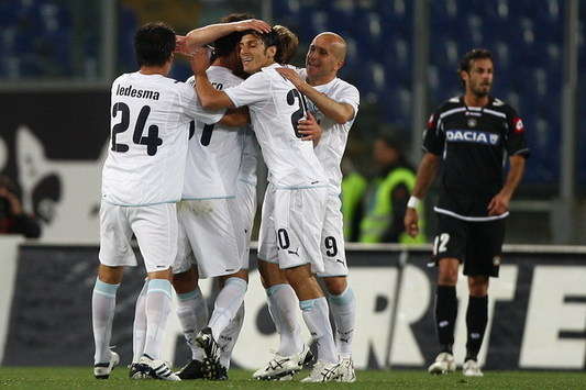 I giocatori della Lazio esultano dopo il goal del vantaggio di Hitzlsperger sull'Udinese (Getty Images)
