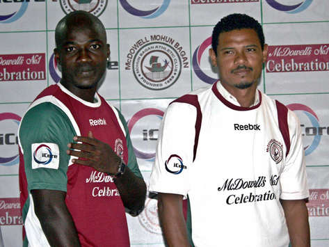 Mohun Bagan Players Jose Barreto and Edeh Chidi Pose with New Jerseys (Mango Peel)