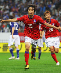 Park Chu-Young celebrating goal, Japan v South Korea (Getty Images)
