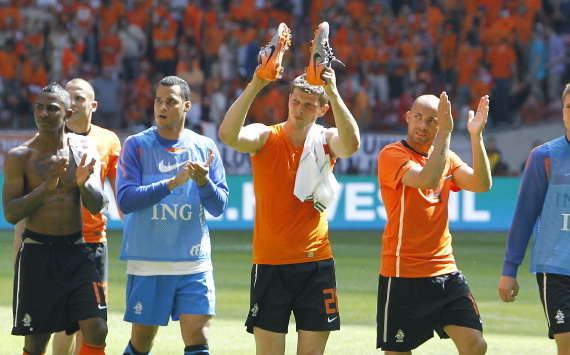 Klaas Jan Huntelaar waving after Netherlands - Hungary (PROSHOTS)